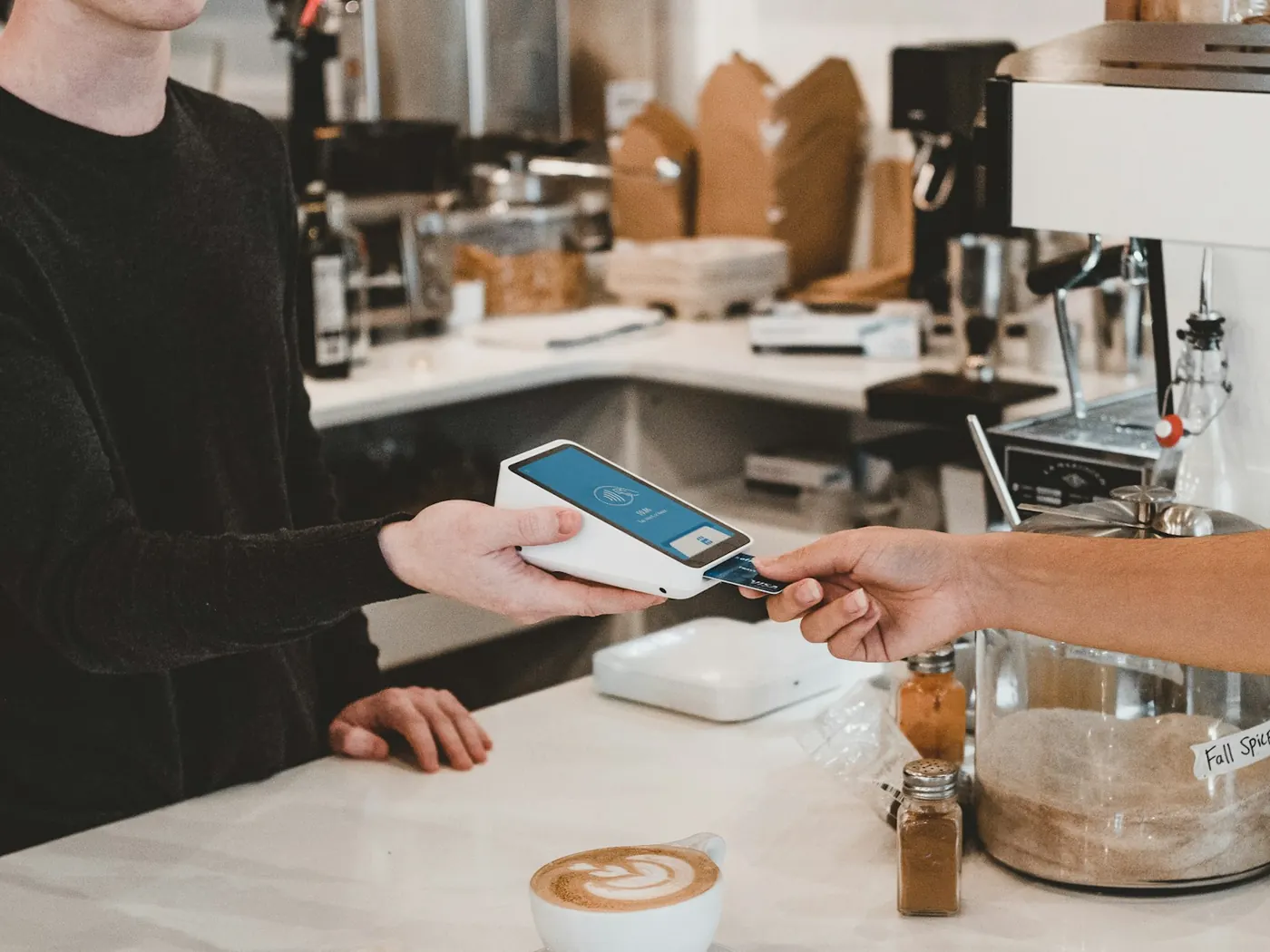 Pagamento con carta sul terminale al banco del bar
