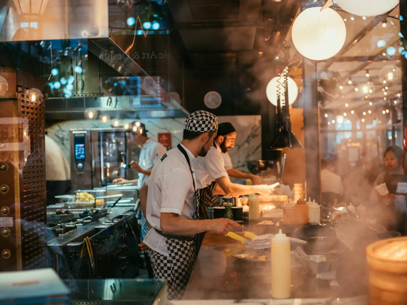 Brigata al lavoro in una cucina a vista