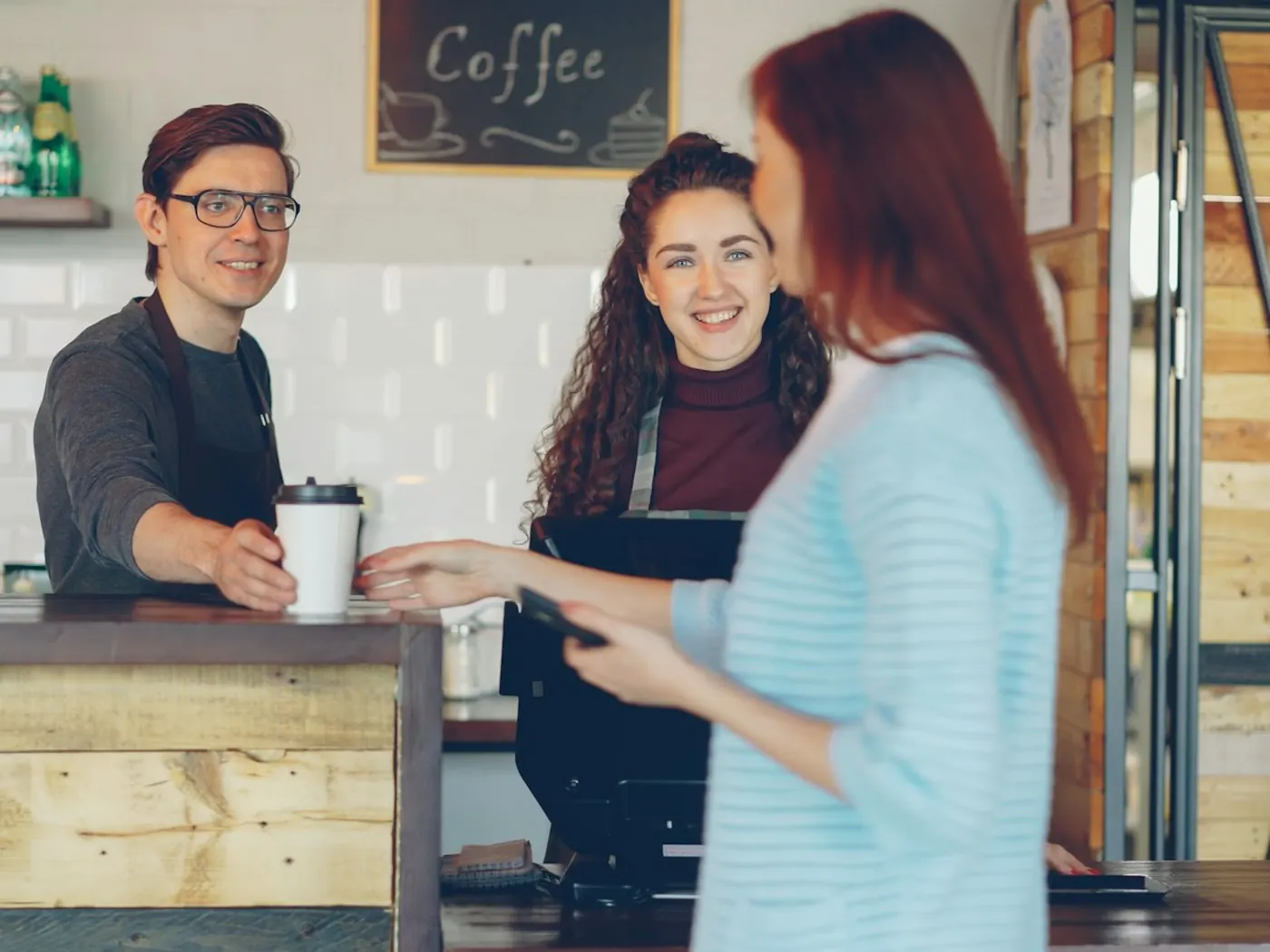 Cliente che ritira il caffè ordinato al banco