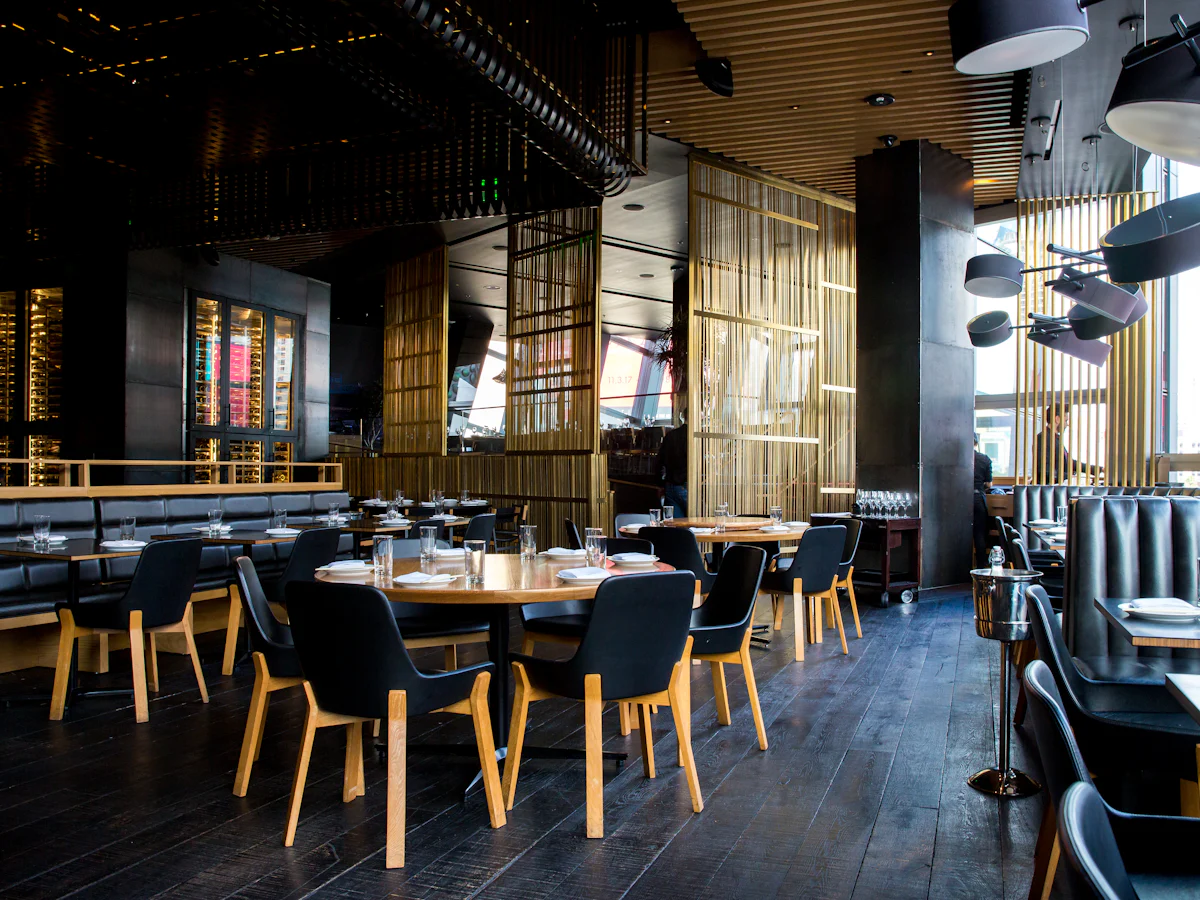 La sala di un ristorante durante il servizio