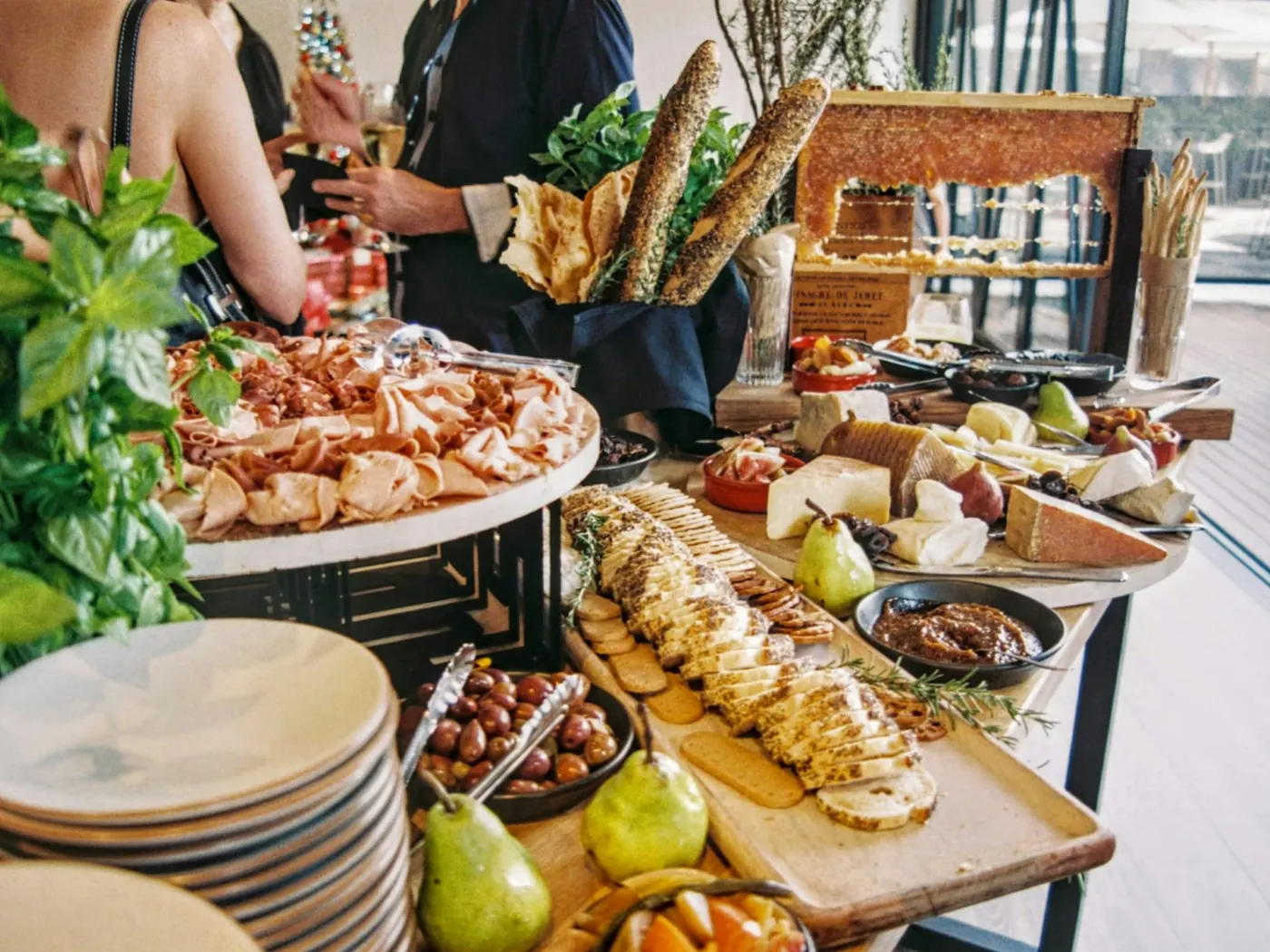 Buffet di un evento con salumi, formaggi e pane