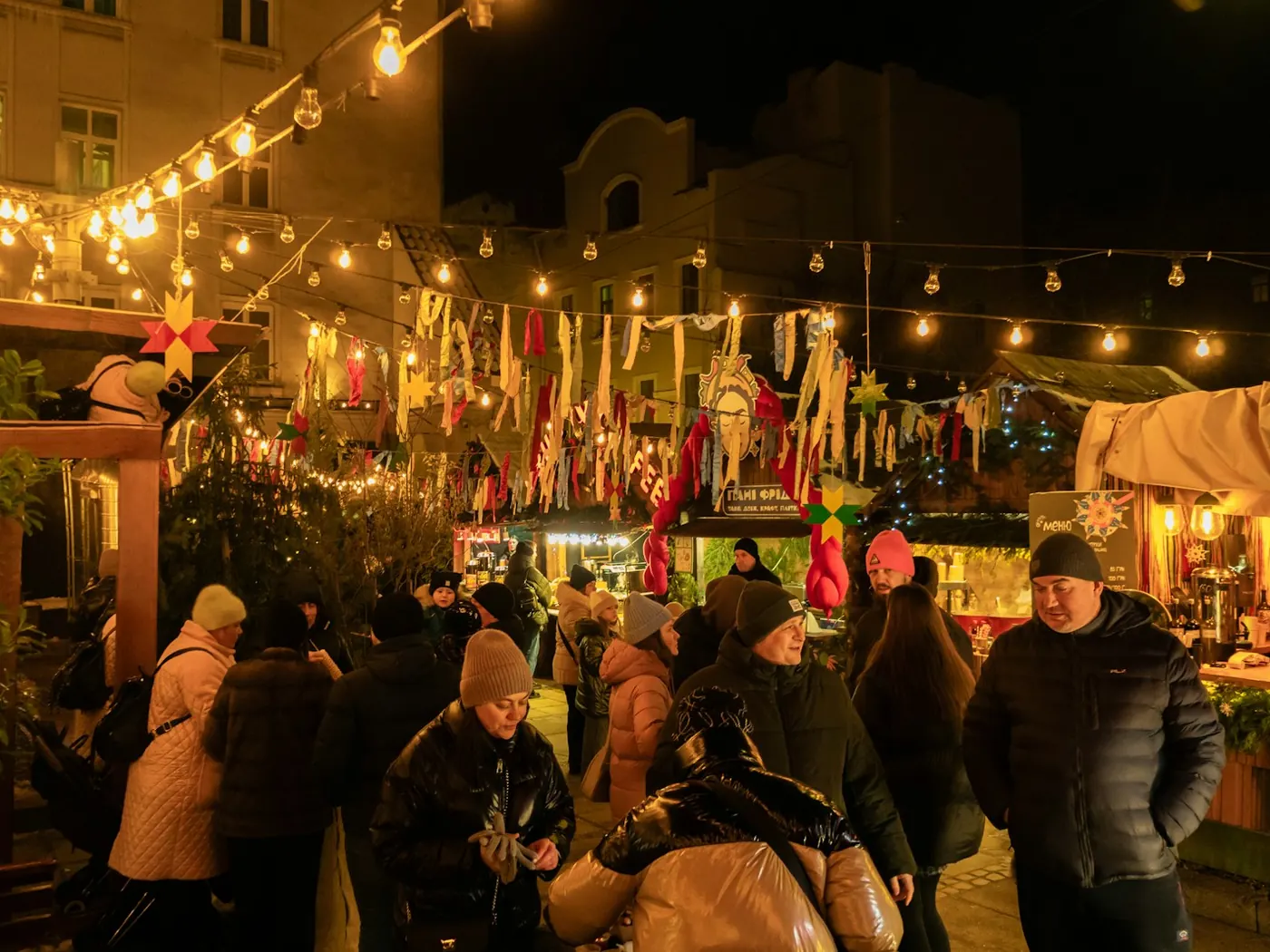Mercatino serale illuminato e pieno di gente