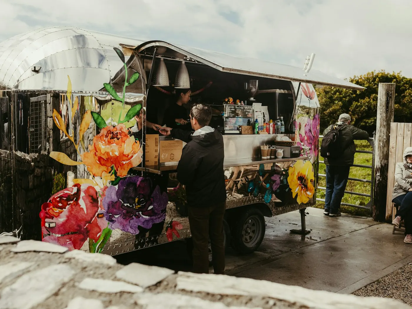 Cliente che paga al banco di un food truck