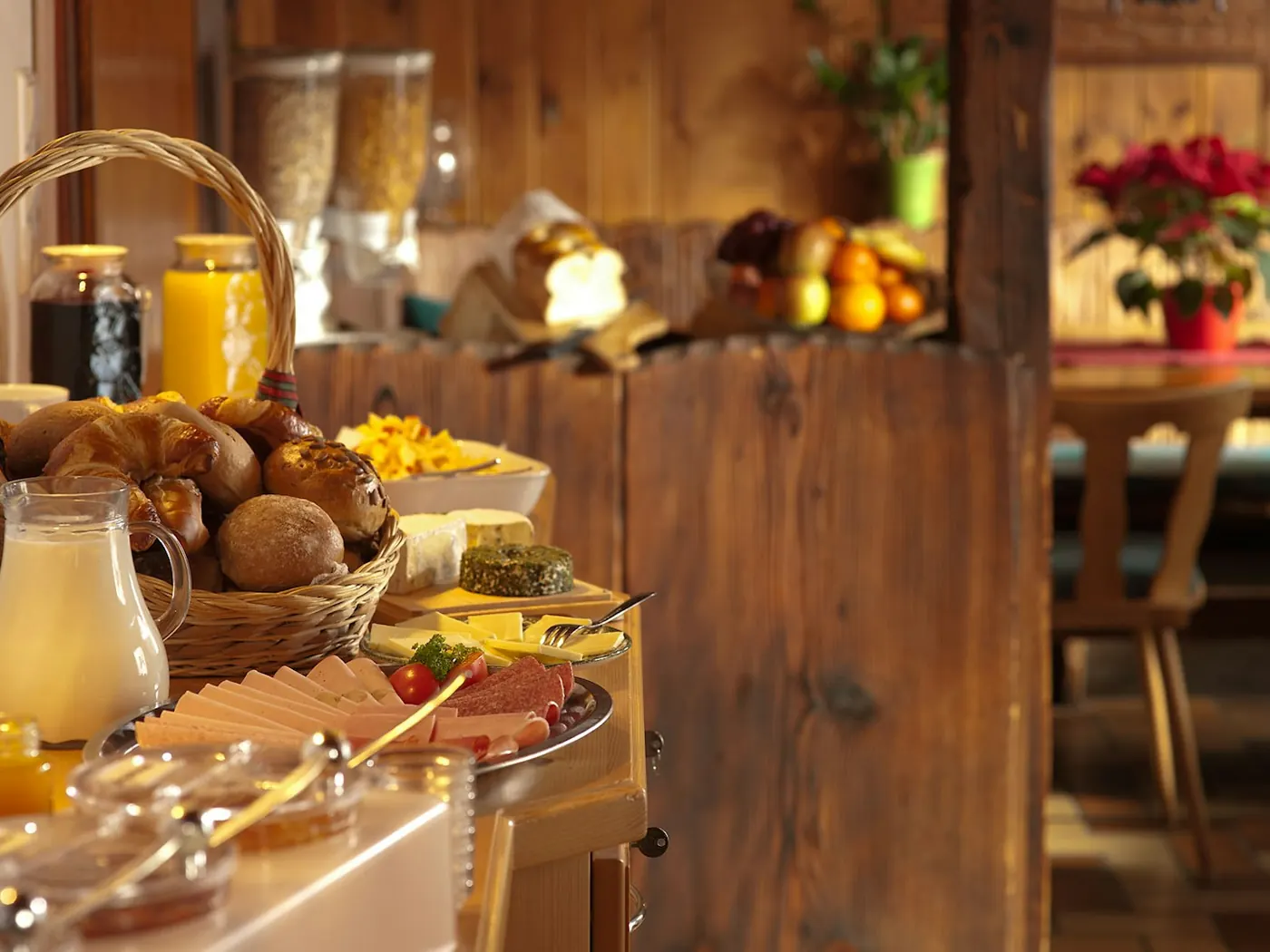 Buffet della colazione in una sala di legno