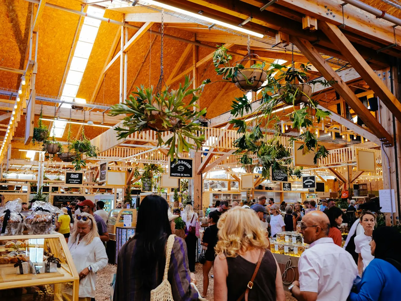 Mercato coperto con banchi e tanta gente